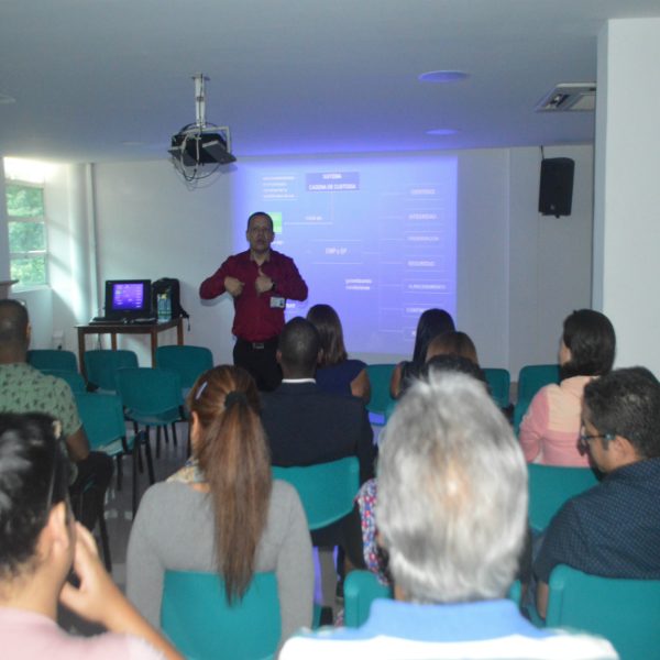 Charla con el especialista Efraim Cabello